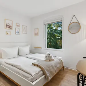 Vorstadtoase Fuer 2 - Netflix, Parkplatz, Naehe Ber, Queensize-bett Apartment